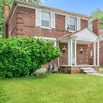 Comfortable Family Residence Near Downtown Detroit